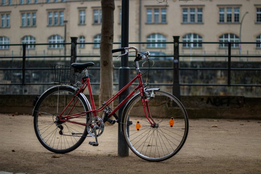 Fahrrad steht an einer Laterne